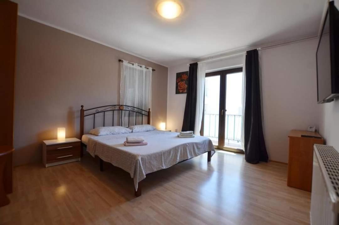 Tony Apartments Rovigno Esterno foto